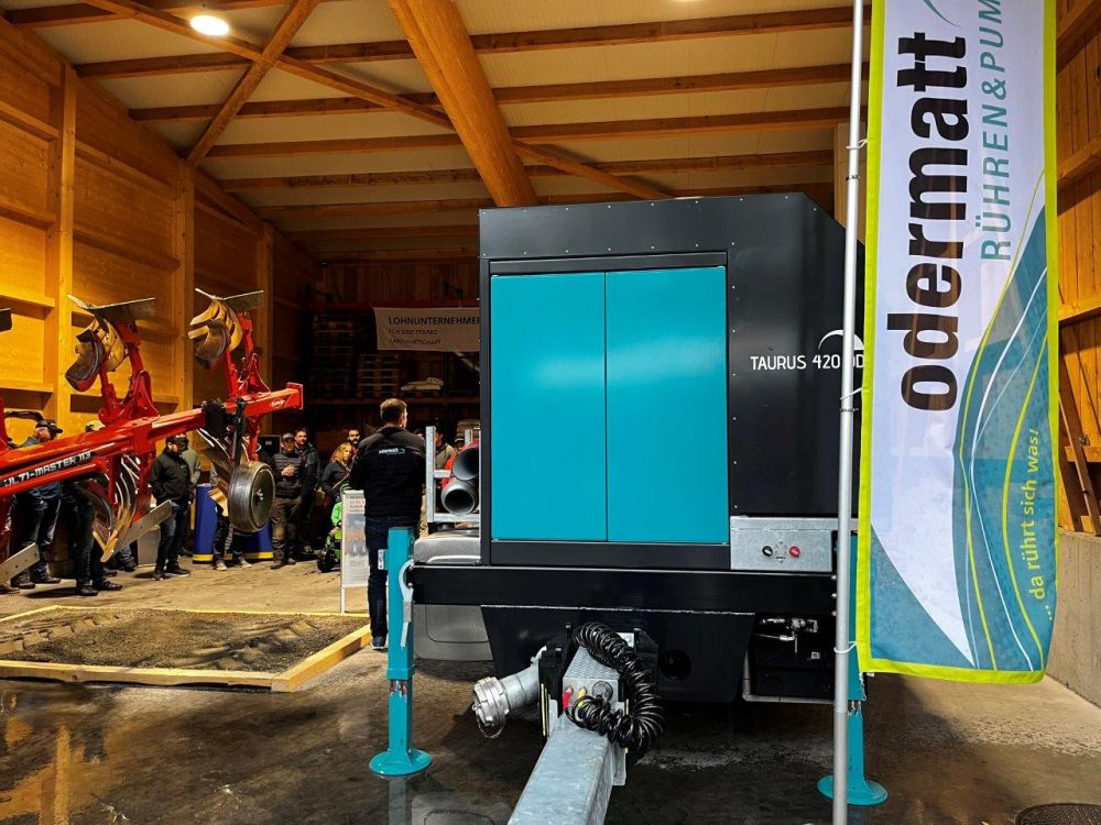 Vue de face du camion pompe Taurus 420 DD d'Odermatt Umwelttechnik. Image : kim