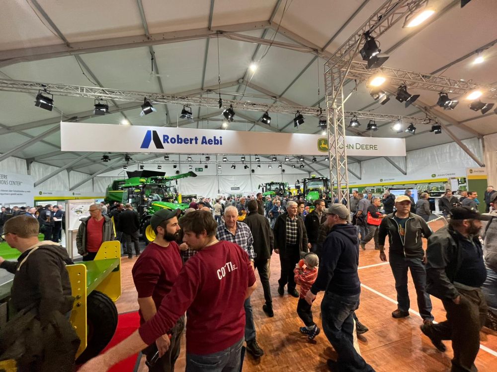 Le stand de Robert Aebi avec la marque John Deere a été bien visité. Image : kim