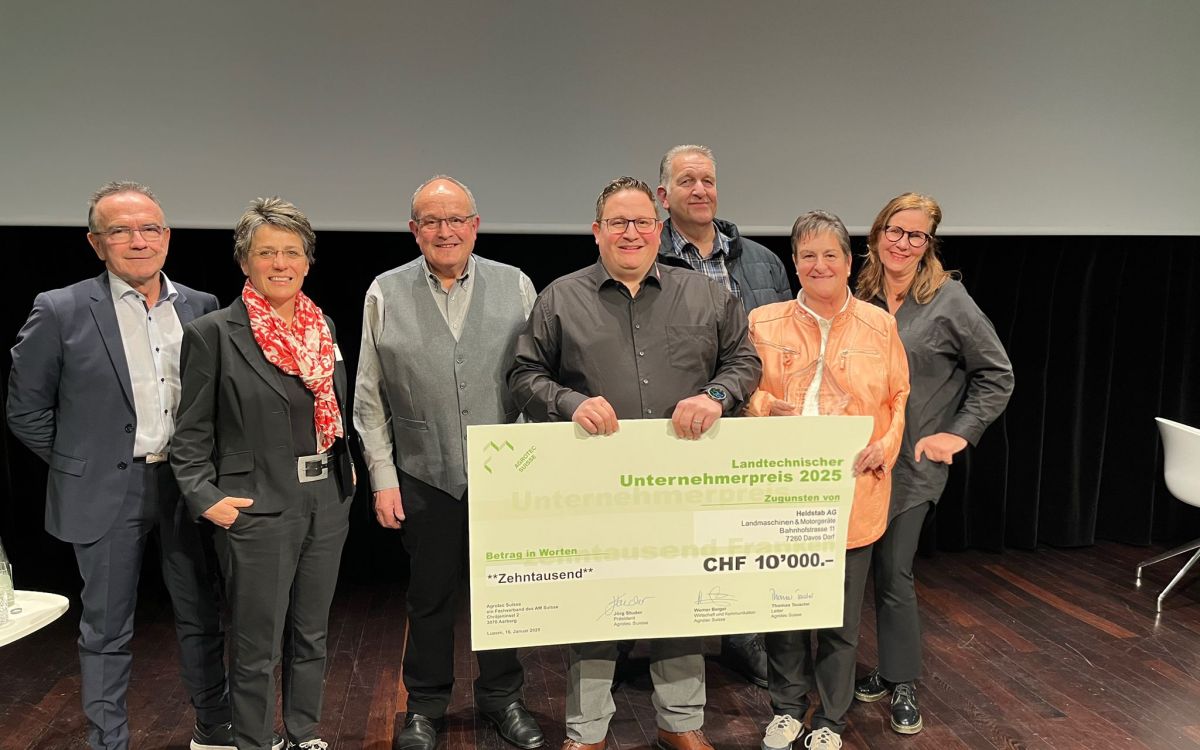 Les gagnants du Prix de l'Entreprise avec le jury : (de g. à d.) Jürg Minger, Christa Anliker, Christian Heldstab, Hansruedi Heldstab, Roger Stirnimann, Heidi Heldstab, Kirsten Müller. Image : zVg