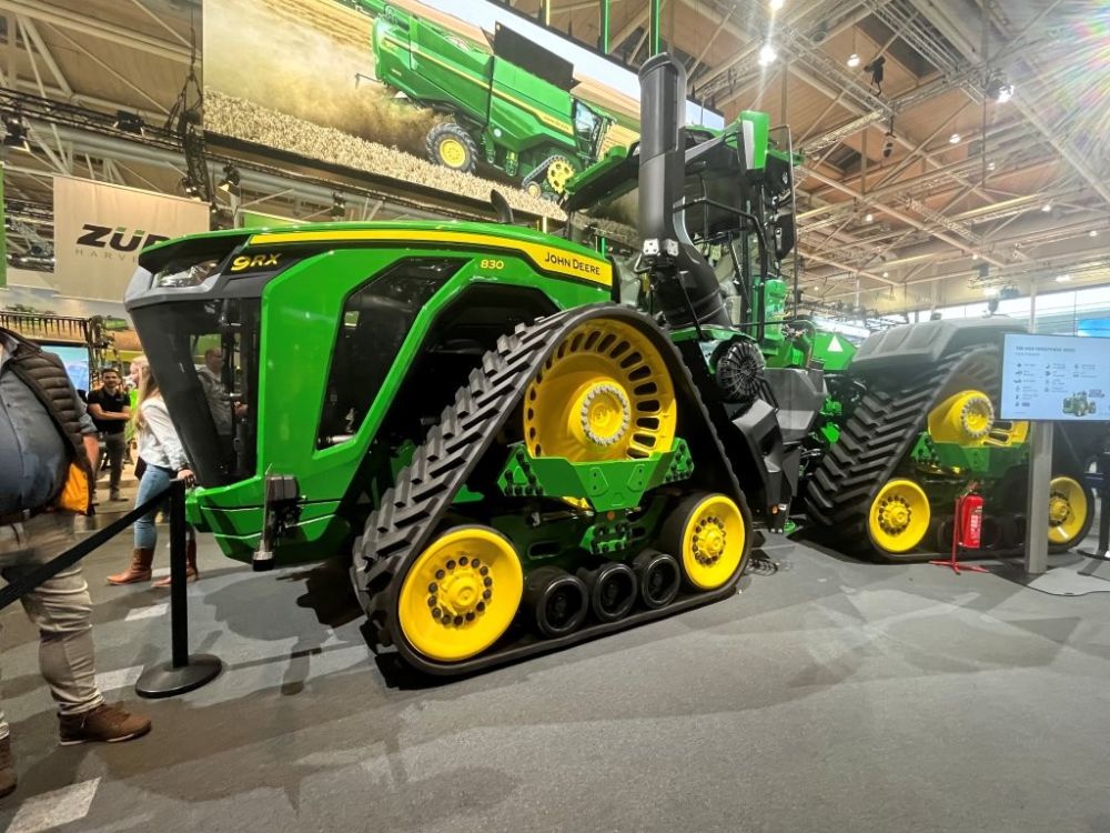 John Deere 9RX 830, Radstand 4,62 m, 42,18 t ZGG mit 691 PS. Bildquelle: kim