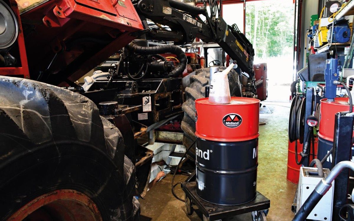 Travaux de réparation sur une machine forestière. Image : oel brack