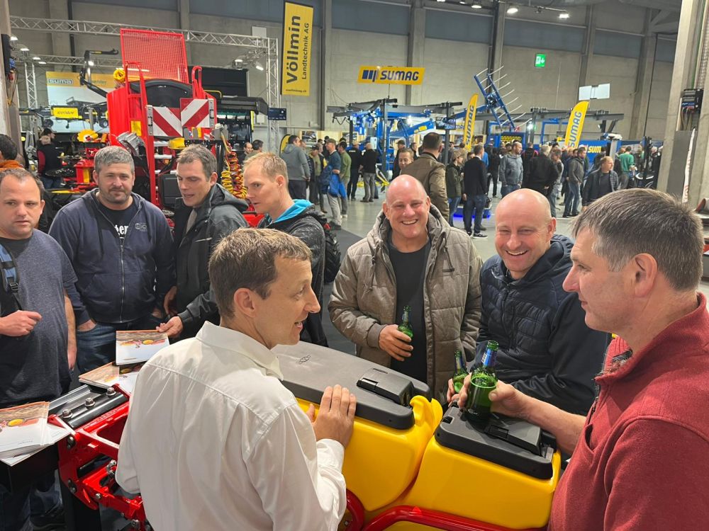 Lukas Keller (chemise blanche) explique aux visiteurs les dernières innovations de la technique de semis Väderstad. Image : kim