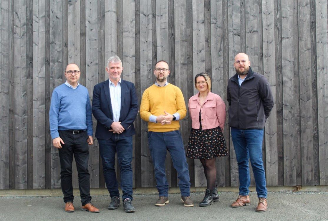 La nouvelle équipe de direction de Novag (de gauche à droite) : Maxime Chambon (conseil d'administration), Jean Paul Rault (directeur ANG), Ramzi Frikha (directeur technique), Elodie Ferron (assistante de direction) et Eric Follet (directeur de production).