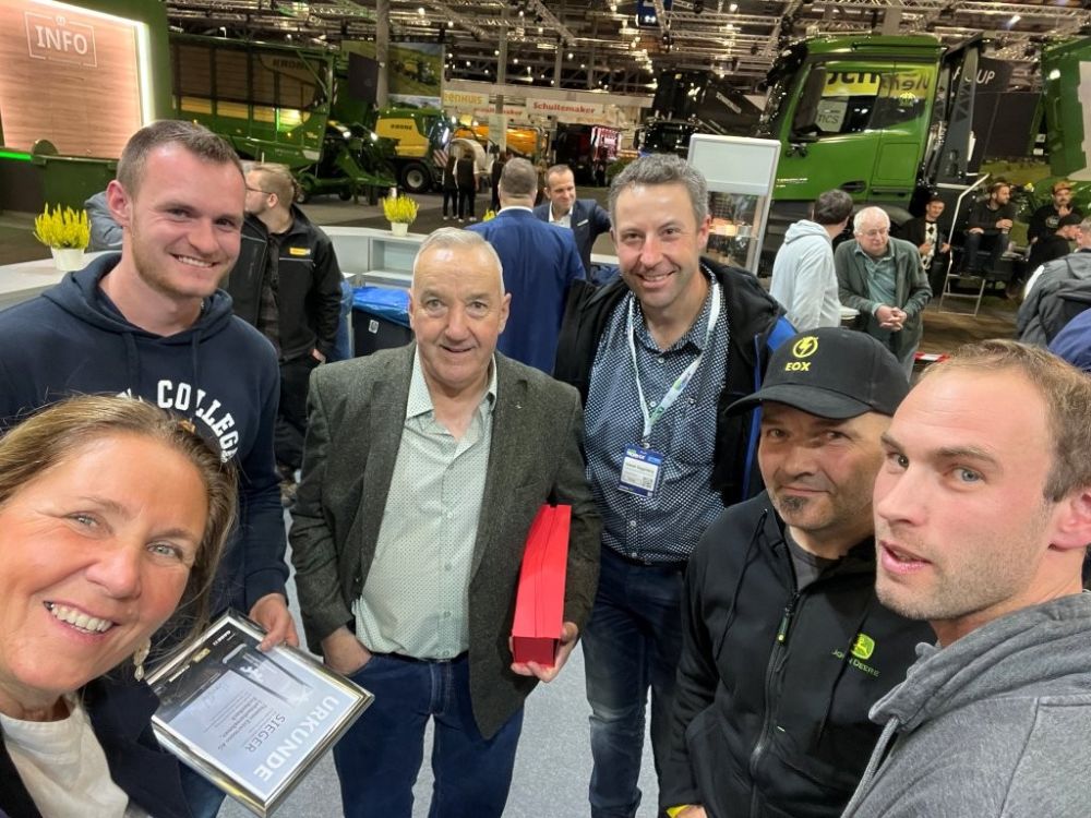 Selfie mit dem Gewinnerteam: Kirsten Müller, Geschäftsführerin LU CH (li.)  Team Estermann mit Samuel Guggisberg (4. v. li.). Bildquelle: kim