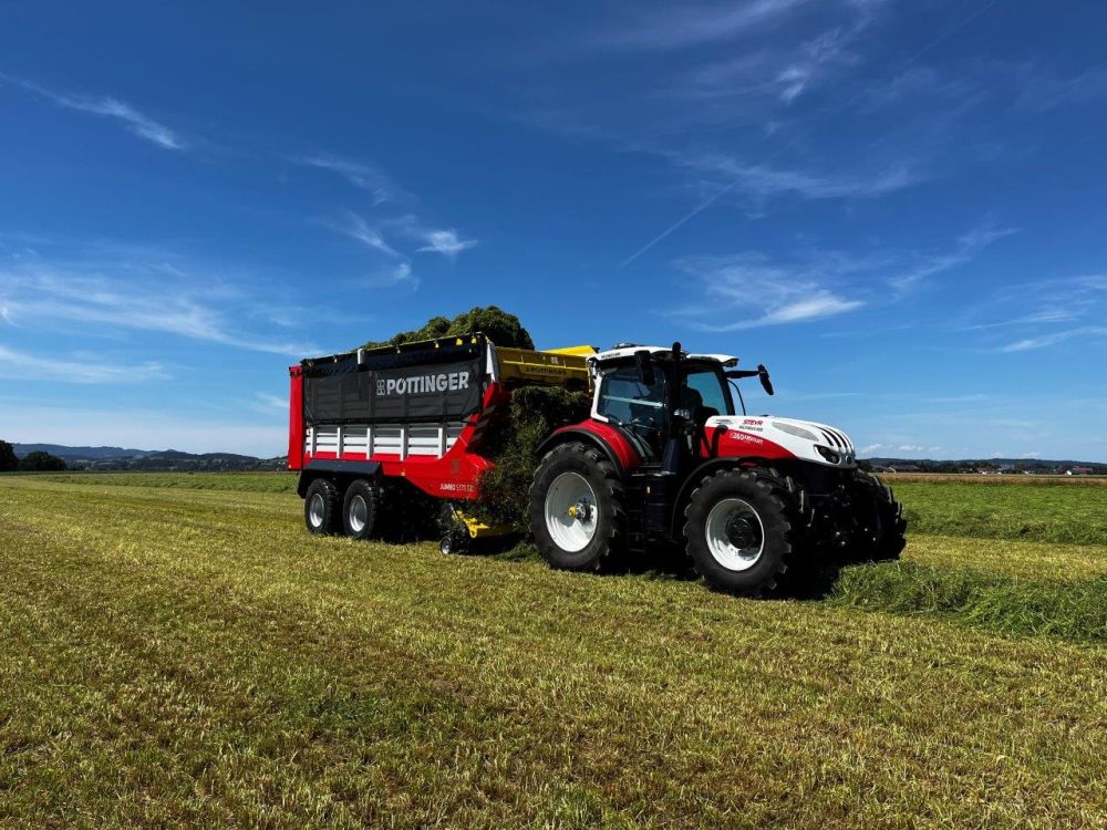Comme ses grandes sœurs, la Jumbo 5000 est dotée d’une paroi frontale mobile qui, à longueur égale, assure un volume supplémentaire de 4,3 m³. Photo : kim