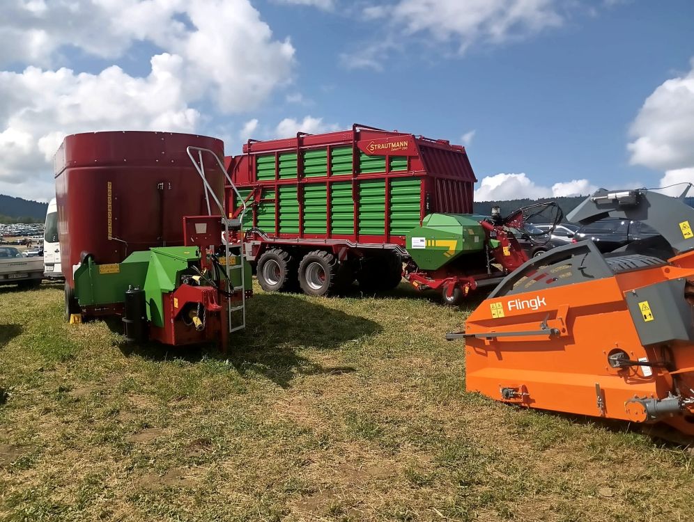 ATZ de Hüswil était présent aussi bien avec une mélangeuse à fourrage Strautmann qu'avec une autochargeuse à coupe courte Strautmann. Photo : BG