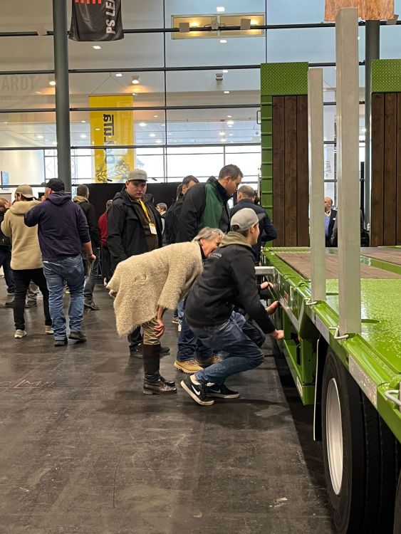 Les machines sont examinées de près par les visiteurs. Image : Kim