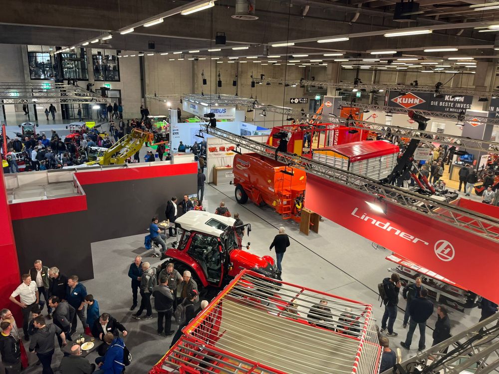 Vue aérienne des stands dans la halle 2.0 à l'Agrama 2024. Image : kim