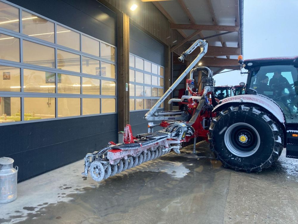 Le tracteur Case Maxxum 150 avec le racleur à lisier Evers. Image : kim