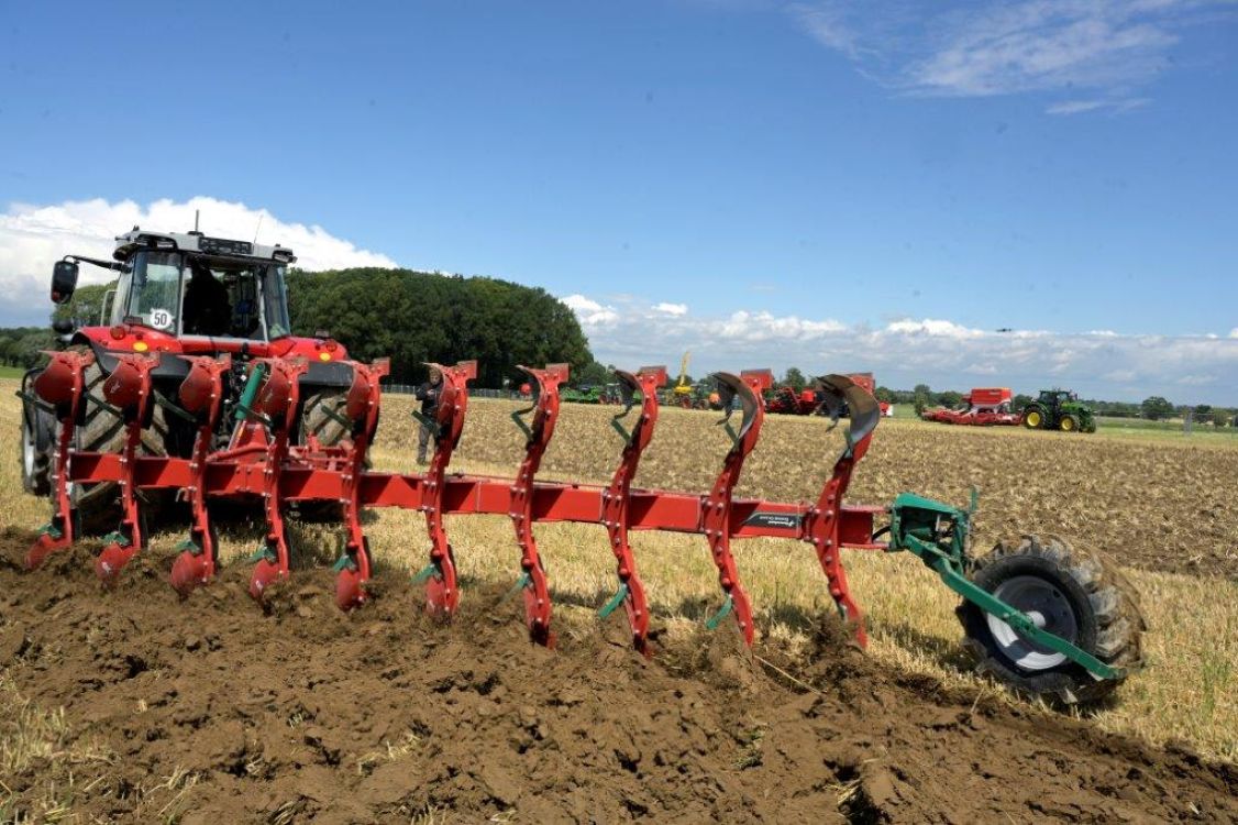 Travailler à l'ultra-plat avec une charrue ? C'est possible avec la charrue à rasette Ecomat de Kverneland, qui a été présentée lors des journées du champ avec dix socs et une largeur de travail de 4 m et qui a travaillé à une profondeur étonnante de 5 cm seulement. Elle travaille en tournant à plat, ce qui permet d'éparpiller les graines indésirables. Les socs sont disposés de manière serrée, ce qui explique que les versoirs présentent également une forte torsion pour retourner rapidement le sol. Des tôles de paillage sont installées à la place des rasettes pour déposer les matières organiques.