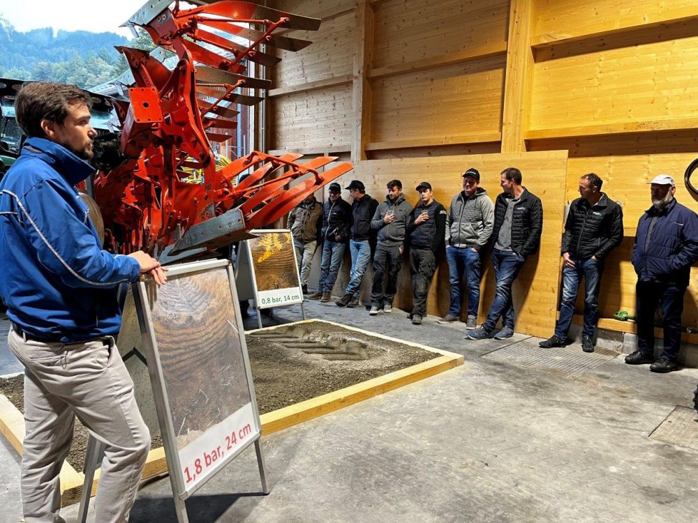 Raphael Ochsner, responsable régional des ventes chez Michelin, explique les effets des pneus et de la pression sur le sol. Image : kim