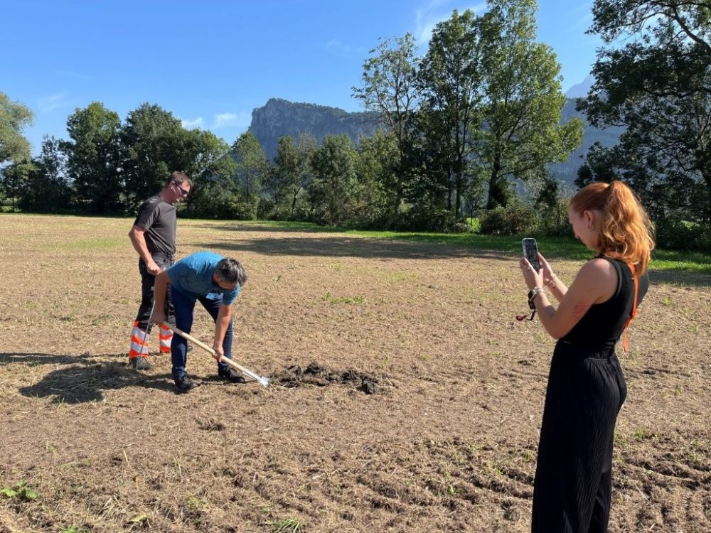 Bild hinter dem Bild: Wenn Theorie und Praxis auf dem Feld zusammen graben. Bildquelle: kim