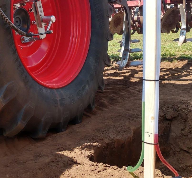 Tracteur avec outil porté à haute pression d'air, 2 bars. La colonne d'eau augmente de manière significative. Photo : Süß