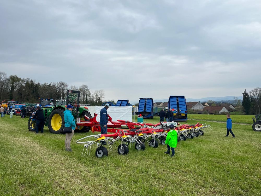 Une faneuse rotative à dix éléments de la marque Pöttinger, attelée à un John Deere. Image : kim