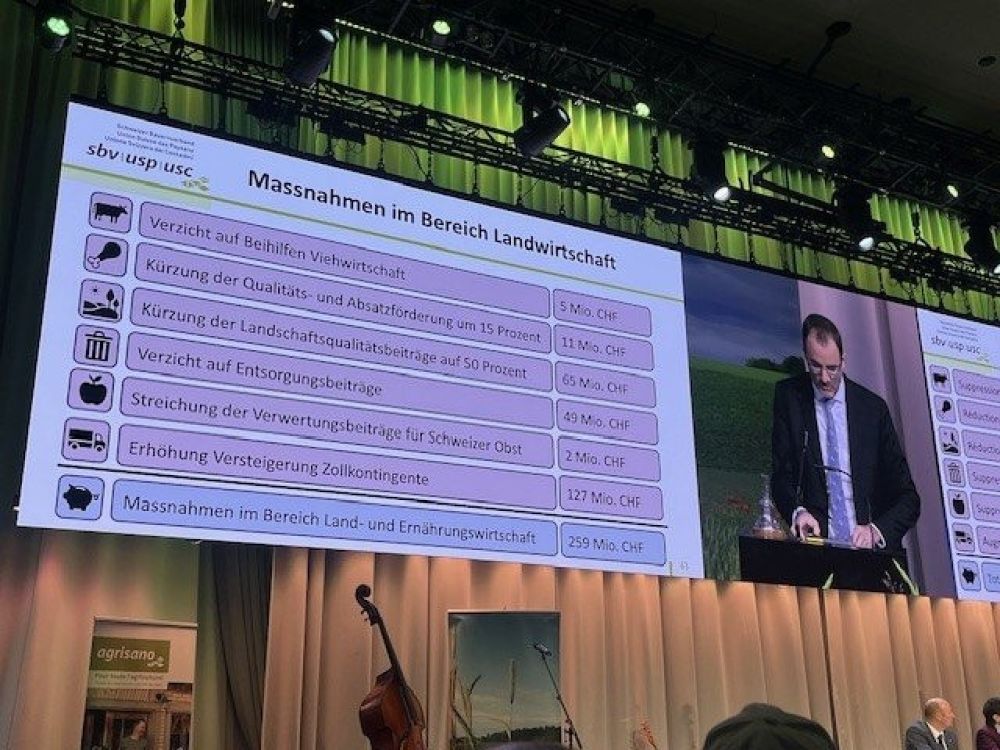 Der Stv. Direktor Michel Darbellay unterstrich, dass die Ausgaben in der Landwirtschaft seit 2000 nominal stabil und real sogar um 15 Prozent gesunken und daher Kürzungsmassnahmen nicht zu begrüssen sind.