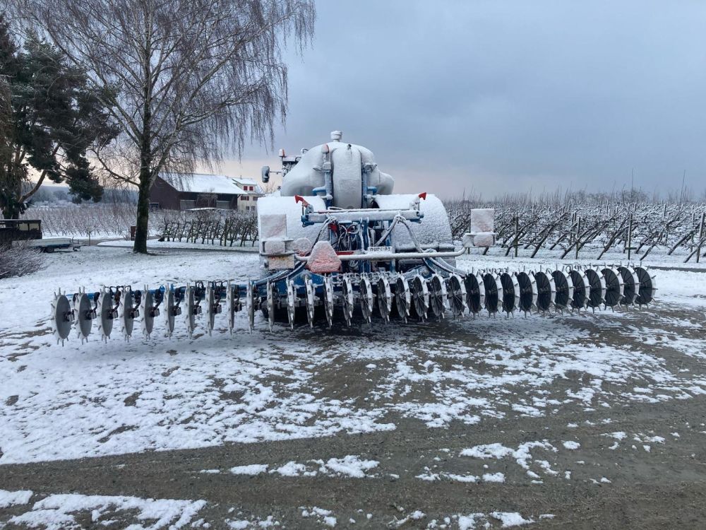 L'arrivée inattendue de l'hiver a fait briller le fertiliseur Cultan en blanc. Image : kim