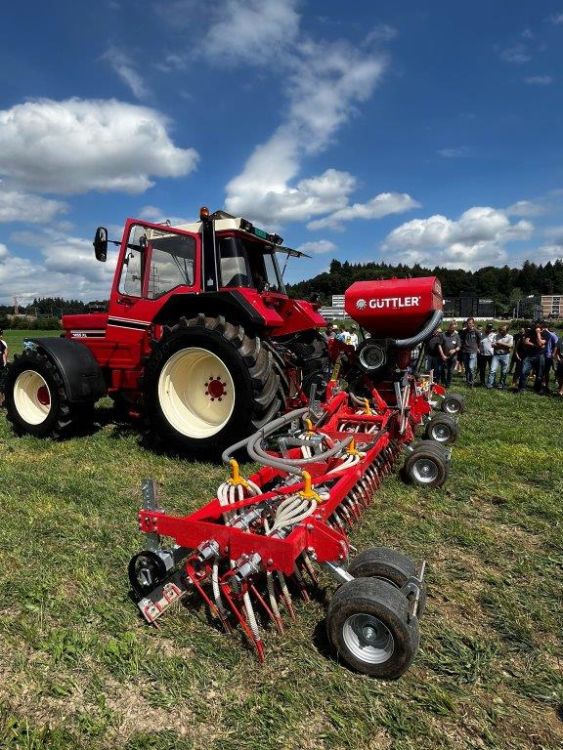 Case IH 1455 XL avec un Güttler GreenMaster avec semoir à dents. Photo : kim