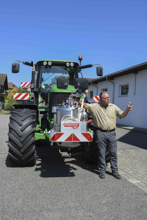 Res Fiechter, de Fiechter Lohnunternehmen GmbH, avec son dispositif d'extinction pour l'utilisation mobile sur le terrain. Photo : zVg