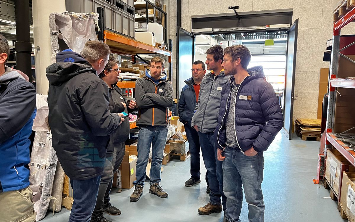 35 agro-entrepreneurs et partenaires admiraient les halls de montage et de stockage du site d’implantation de 14'000 m2 de l’entreprise.