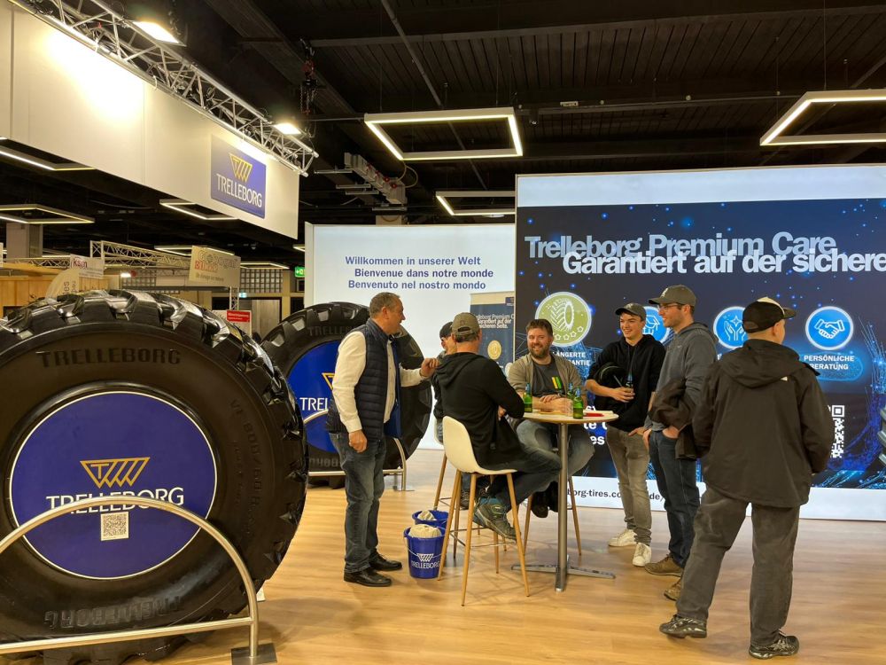 Le fabricant de pneus Trelleborg en discussion avec des clients. Image : kim