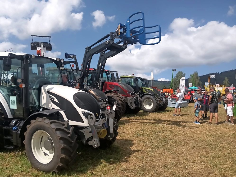 Le Valtra A115 blanc à côté de ses grands frères. Image : BG