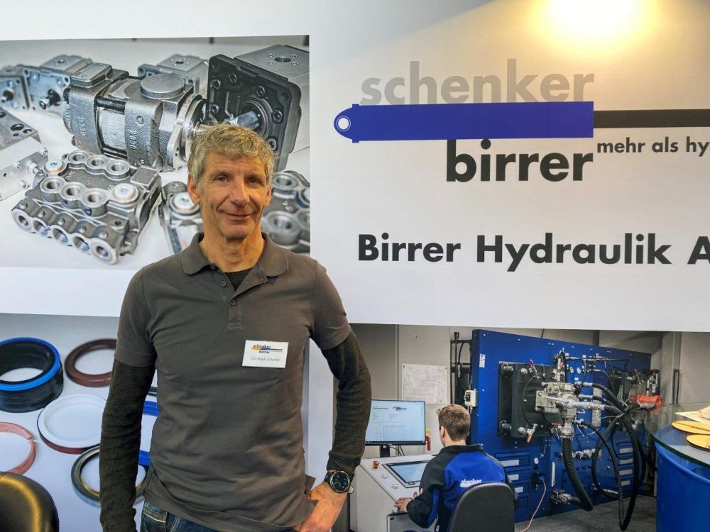 Christoph Schenker montre Birrer Hydraulik AG comme « entreprise de services hydrauliques ». Image : UlUt