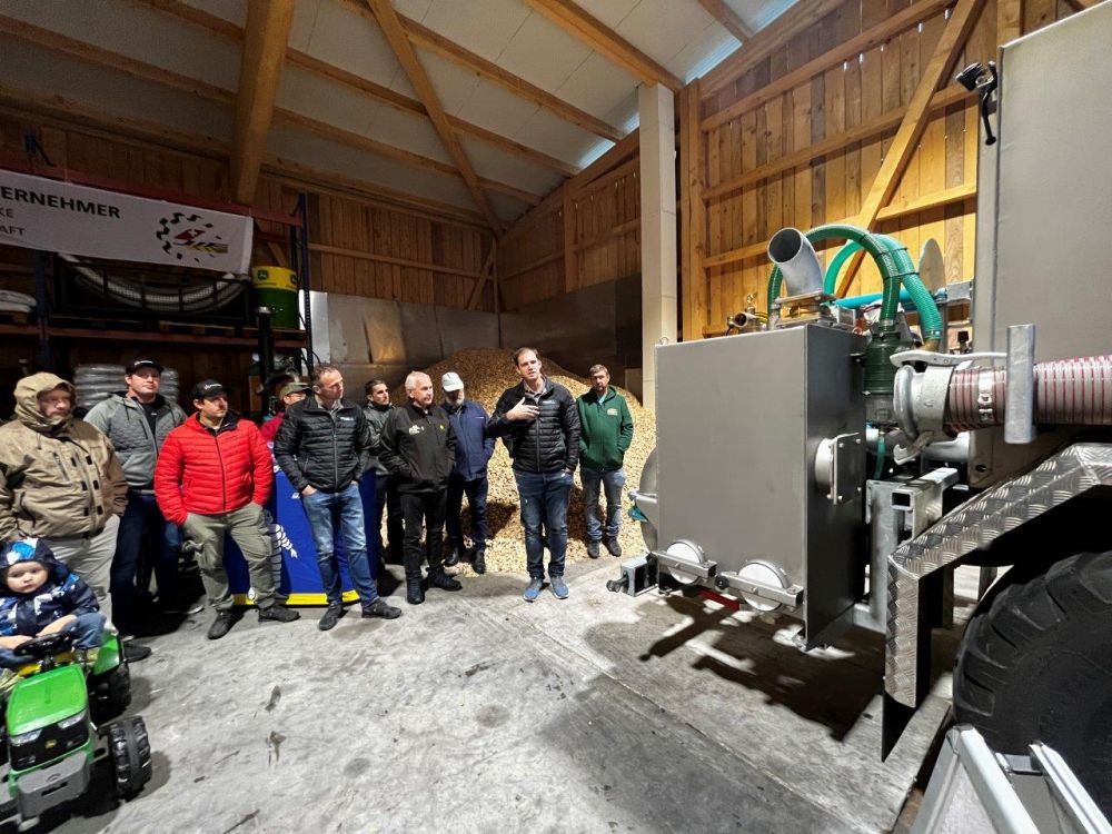 Philipp Inauen (à droite), directeur d'Odermatt Umwelttechnik AG, lors de la présentation du camion-pompe Taurus 420 DD. Image : kim